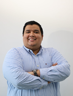 Fotografía del representante elegido por los egresados Mario Betancourt