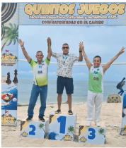 Fotografía de los ganadores en el podio