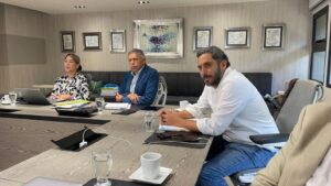 Fotografía de la Magda Ocaña, Hernán Porras y Nicolás Corso en sala de reuniones